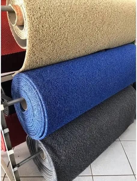 Rolos de capachos e tapetes em várias cores